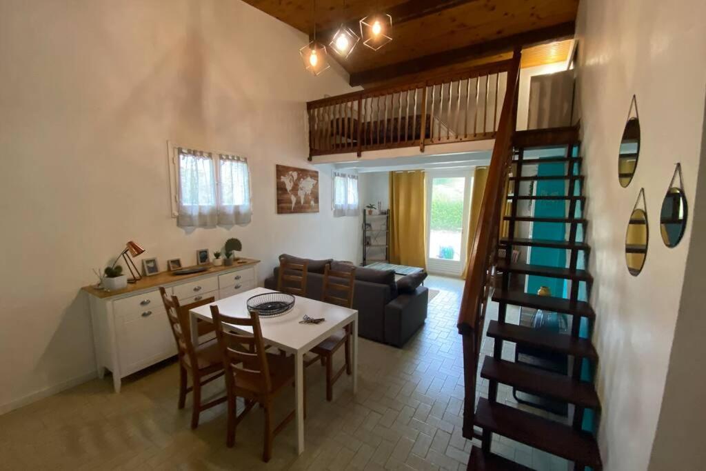 Au Calme Avec Vue Magnifique A Saint Maximin Apartment ภายนอก รูปภาพ
